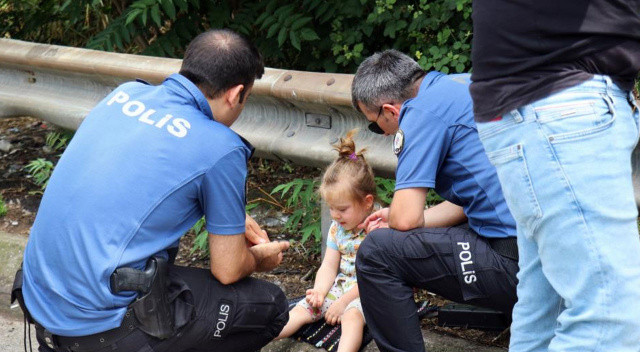 Korkutan kaza günün karesi oldu! Savrulan parçalarla oynayan küçük kıza polis şefkati