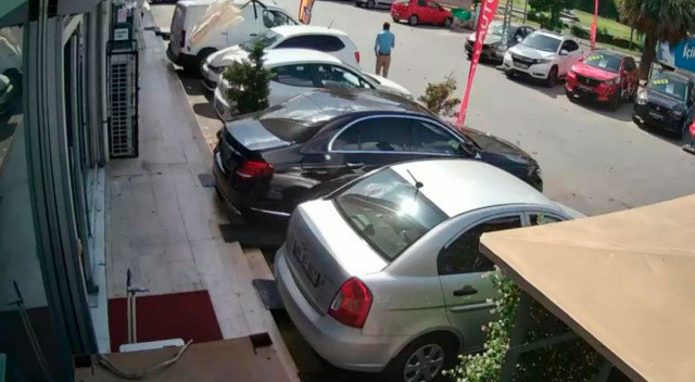 Sancaktepe'de çatıdan düşen şemsiye ok gibi araca saplandı