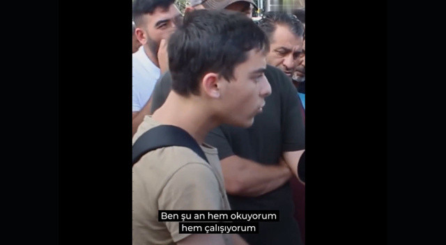 Suriyeli genç öfkeli kalabalığa karşı kendini savundu: Ben bir insanım