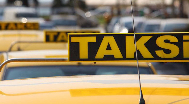Taksicinin vicdansızlığı pes dedirtti! Turistler için engelli ve yaşlı kadını taksiye almadı