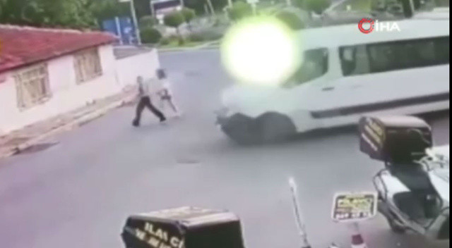 Yaya geçidini kapattı, kendisini uyaranların üzerine minibüsü sürdü