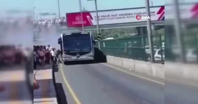 Yürekler ağızlara geldi: Seyir halindeki metrobüste duman paniği
