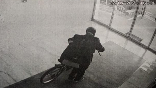 Bastonla girdiği binadan 10 tane bisiklet çaldı