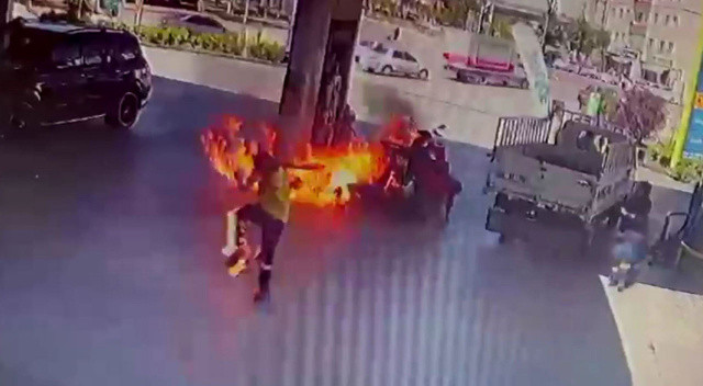 Benzin dolumu esnasında çakmak çaktı, alevlerin içinde kaldı