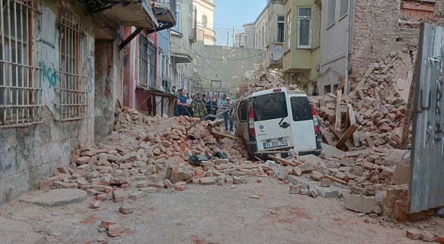 Beyoğlu'nda bina çöktü! Sokakta kimsenin olmaması faciayı engelledi