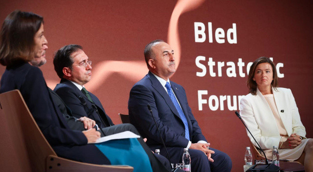 Çavuşoğlu'ndan İngiliz sunucuya ‘Türkiye’ uyarısı