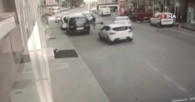 Dur ihtarına uymayan zanlı, araçla polise çarpıp kaçtı