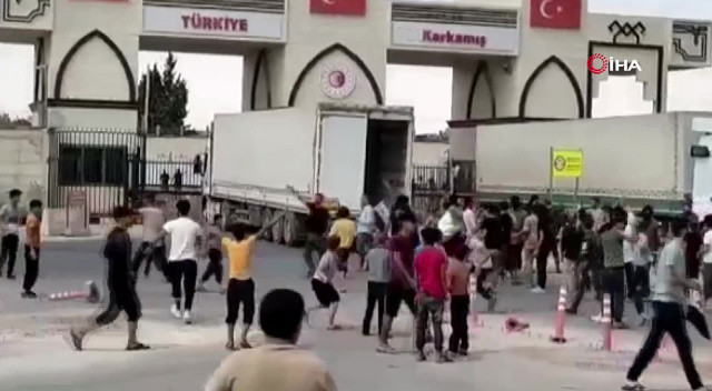 Esad ile görüşmeye karşı çıkan Suriyeliler Karkamış Gümrük Kapısı’na yürüdü