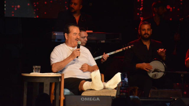 İbrahim Tatlıses alçılı ayağıyla konserlerine devam ediyor