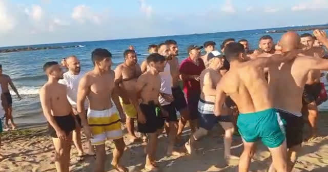 Plajda şortunu indiren şahıslara meydan dayağı