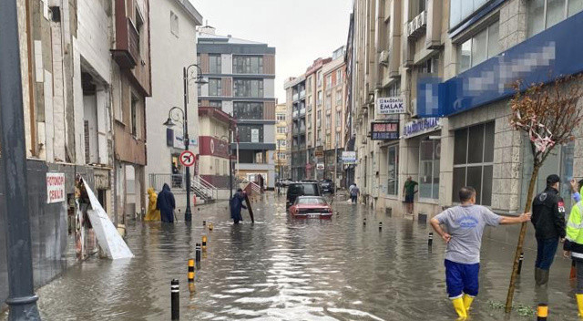Silivri'de yağış yolları göle çevirdi! Araçlar yarıya kadar suya gömüldü