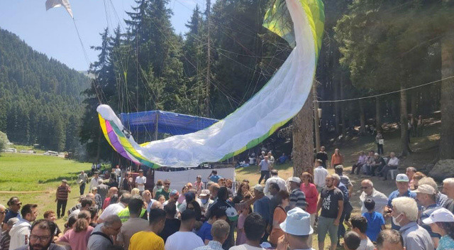 Yürekleri ağza getiren anlar: Yamaç paraşütçüsü piknikçilerin arasına indi