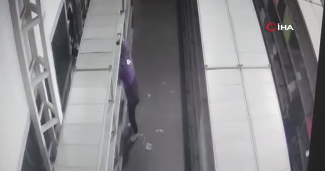 2 milyon liralık 100'den fazla telefon çalındı… Hırsızlık anı kameralara yansıdı