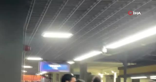 Avcılar metrobüs kazası seferleri durdurdu: Otobüs duraklarında insan seli