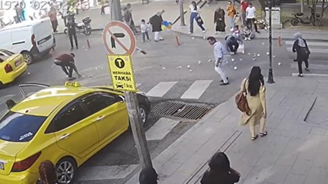 Bankaya girerken elinden düşürdüğü 8 bin lirası rüzgarda savruldu, vatandaşlar tek tek topladı