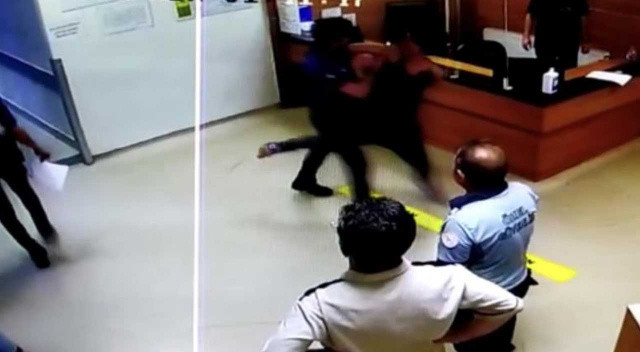 Bir garip olay! Polisin kurtardığı kadın, polise kafa atarak burnunu kırdı
