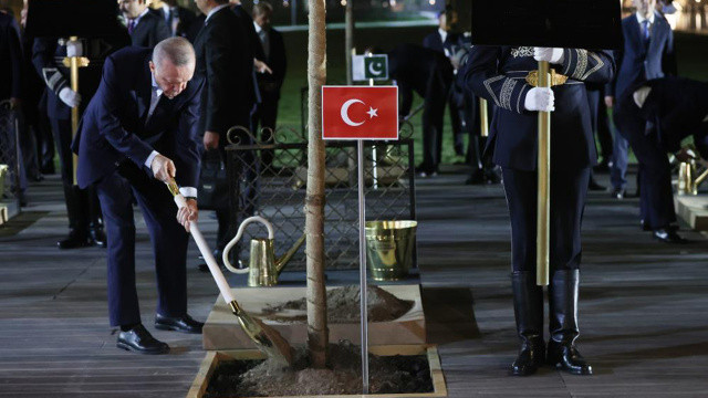Cumhurbaşkanı Erdoğan, Semerkant'ta ağaç dikti