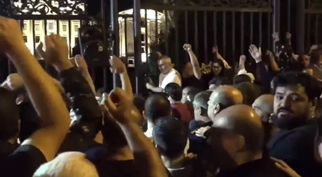 Ermenis'tan 'hain Nikol' sloganları ile inliyor: Göstericiler parlamento binasına dayandı