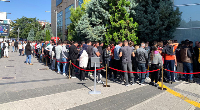 Eskişehir’de iPhone kuyruğu: İndirim için geceden sıraya girdiler
