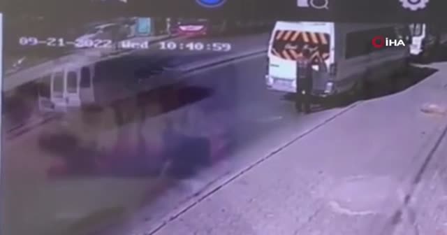 Feci kaza: İki aracın arasında kalan adam hayatını kaybetti
