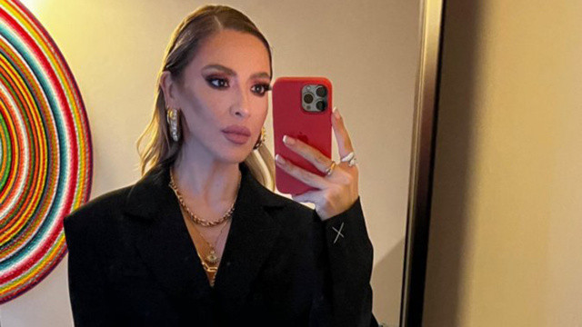 Hadise yüzüğünü sahnede fırlattı