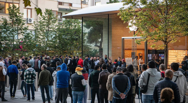 iPhone 14 Türkiye’de satışa çıktı…57 bin TL’lik telefon için uzun kuyruklar oluştu