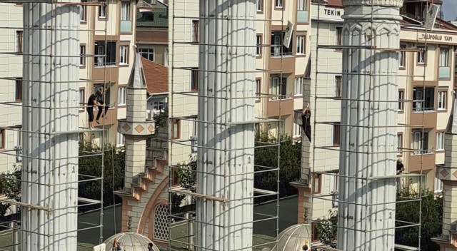 İşçilerin minareyi yenilemek için kullandıkları yöntem pes dedirtti! O ilginç anlar anbean kamerada