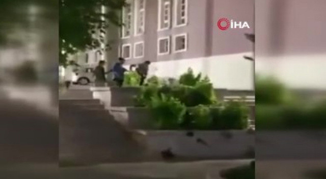 Kampüs içinde sokak köpeği dehşet! Canlarını zor kurtardılar