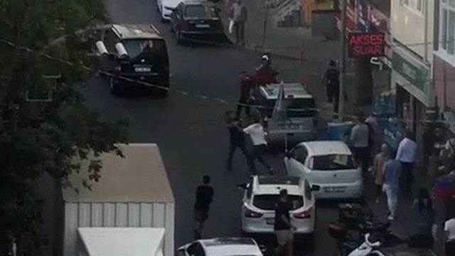 Kırmızı ışıkta geçip, çarptığı öğrenciyi bir de dövdü