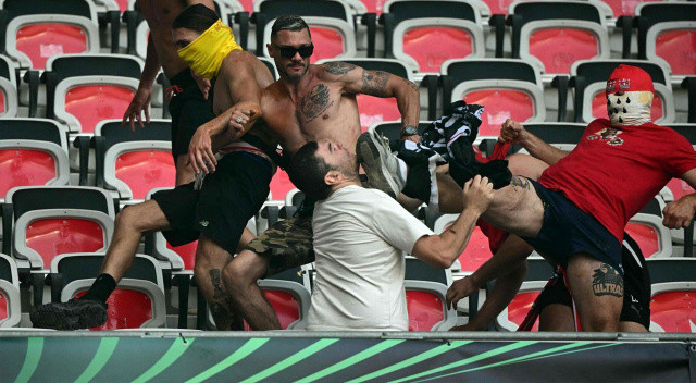 Nice - Köln maçında Ultras kavgası! 9 bin Almandan deplasman baskını, 18 yaralı olduğu açıklandı