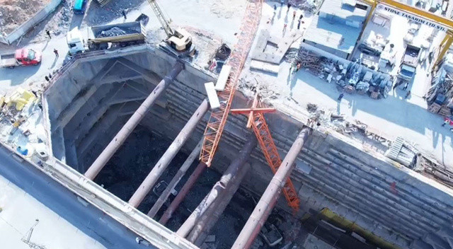 Sancaktepe metro çalışmasında feci kaza: Vinç devrildi