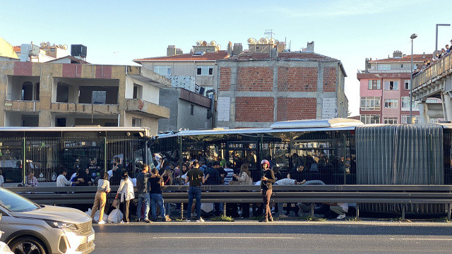 Son dakika... Metrobüsler çarpıştı, çok sayıda yaralılar var