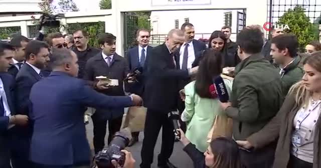 Erdoğan basın mensuplarına kandil simidi dağıttı