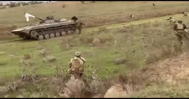 Film sahnesi gibi: Tanktan beyaz bayrak sallayarak inen Rus askerlerin teslim olduğu anlar görüntülendi