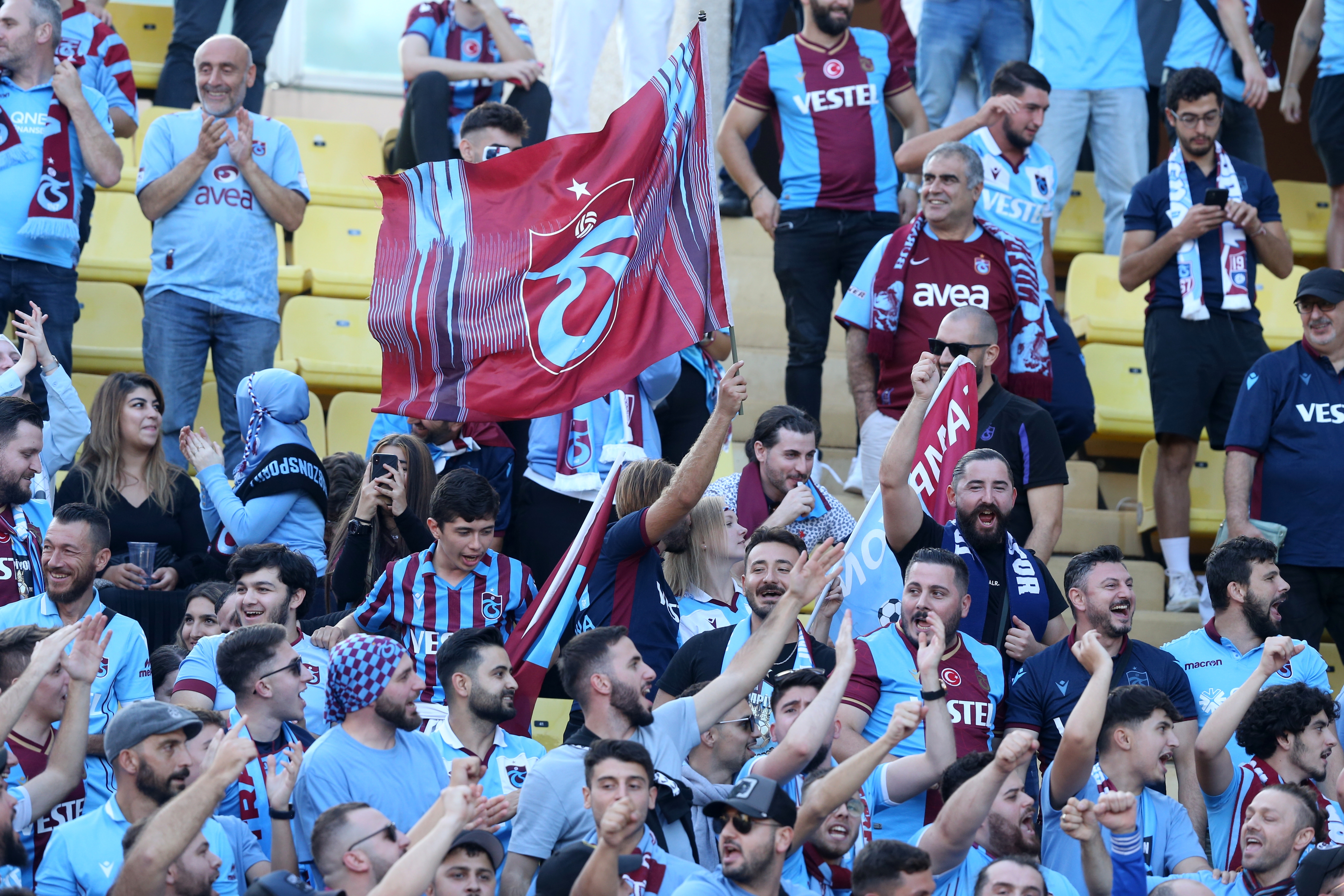 Monaco - Trabzonspor maçında skandal! Trabzonspor taraftarlarını köpekler aradı