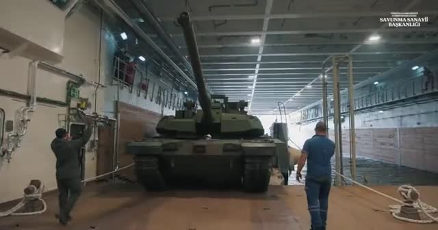 Savunma Sanayi Başkanı duyurdu: Altay tankı Türkiye'nin en büyük savaş gemisi TCG Anadolu'ya çıktı
