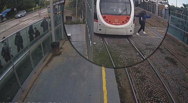 Taktığı kulaklık ölümüne sebep oluyordu…  Faciadan kıl payı kurtuluş kamerada!