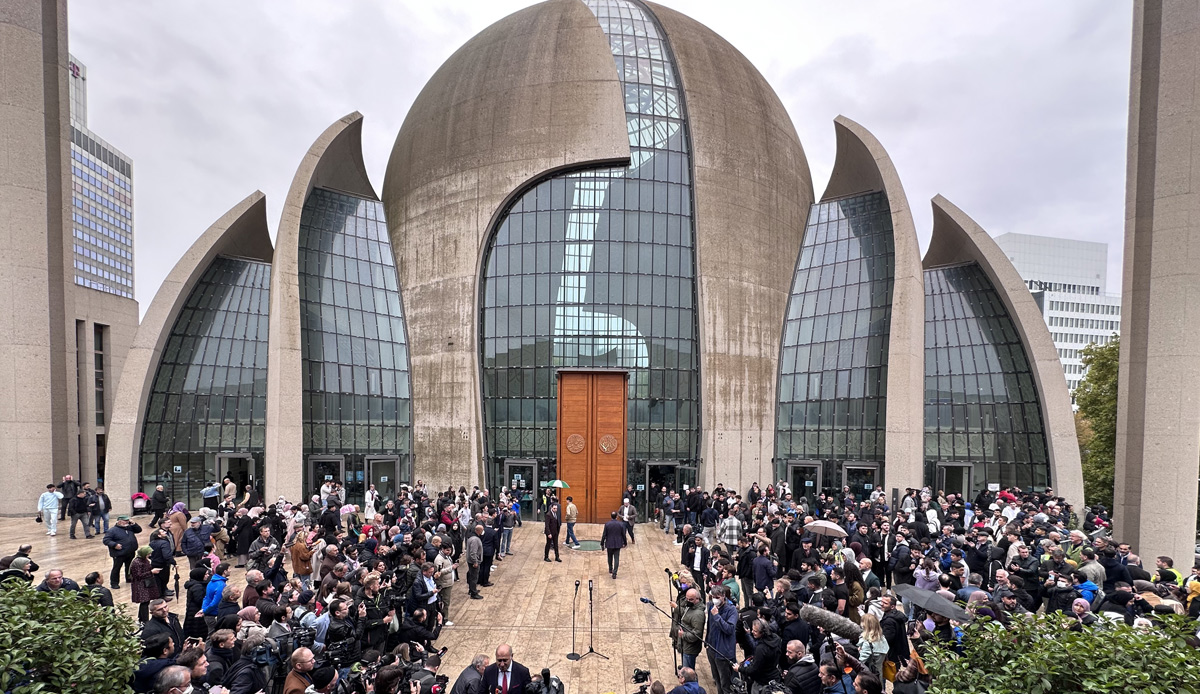 Köln'de ilk kez hoparlörden dışarıya ezan okundu