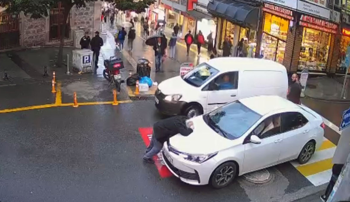Giresun'da bir garip kaza: Duran otomobile çarpıp kendisini yere attı