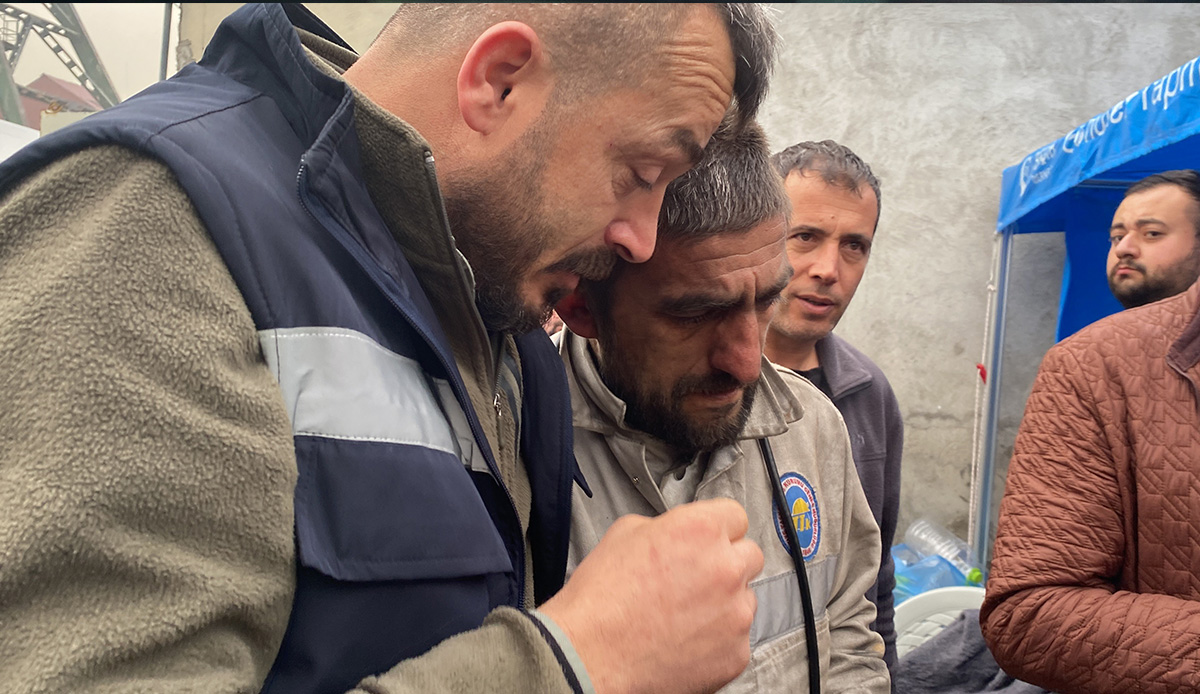 Bartın'daki maden faciasında kurtarma çalışmalarına katılan işçi gözyaşlarına boğuldu