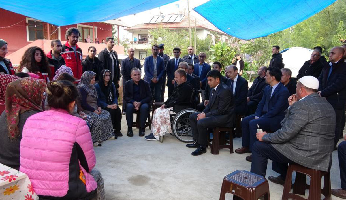 Bakan Bozdağ maden şehidinin başında Kur'an-ı Kerim okudu