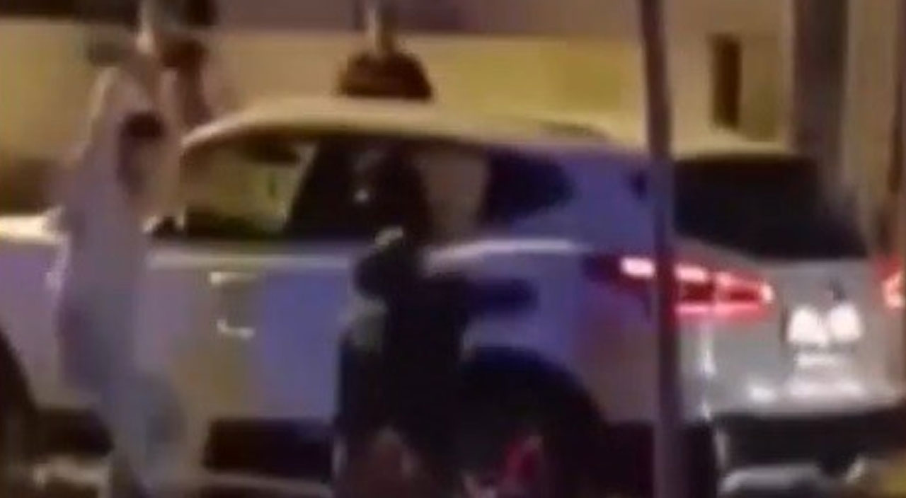 İzmir’de dehşete düşüren yol verme kavgası: Kafasına kaldırım taşıyla vurdular