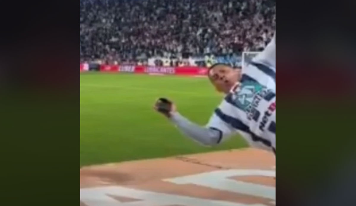 Meksika’da bir Pachuca taraftarı galibiyet sevinci abartıp yedek kulübesine atladı