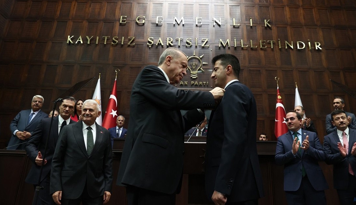 Mehmet Ali Çelebi AK Parti'de! Rozetini Erdoğan taktı, sözleri sıraları coşturdu