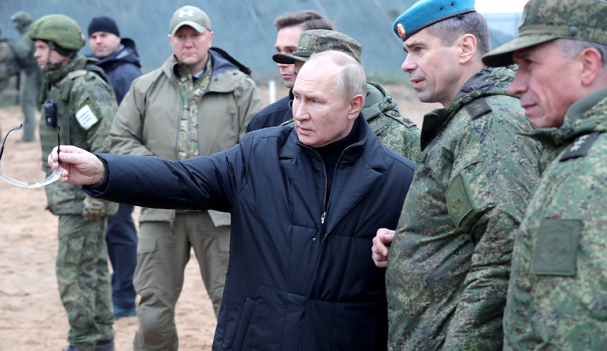 Putin, orduya çağrılan askerleri sahada denetledi!