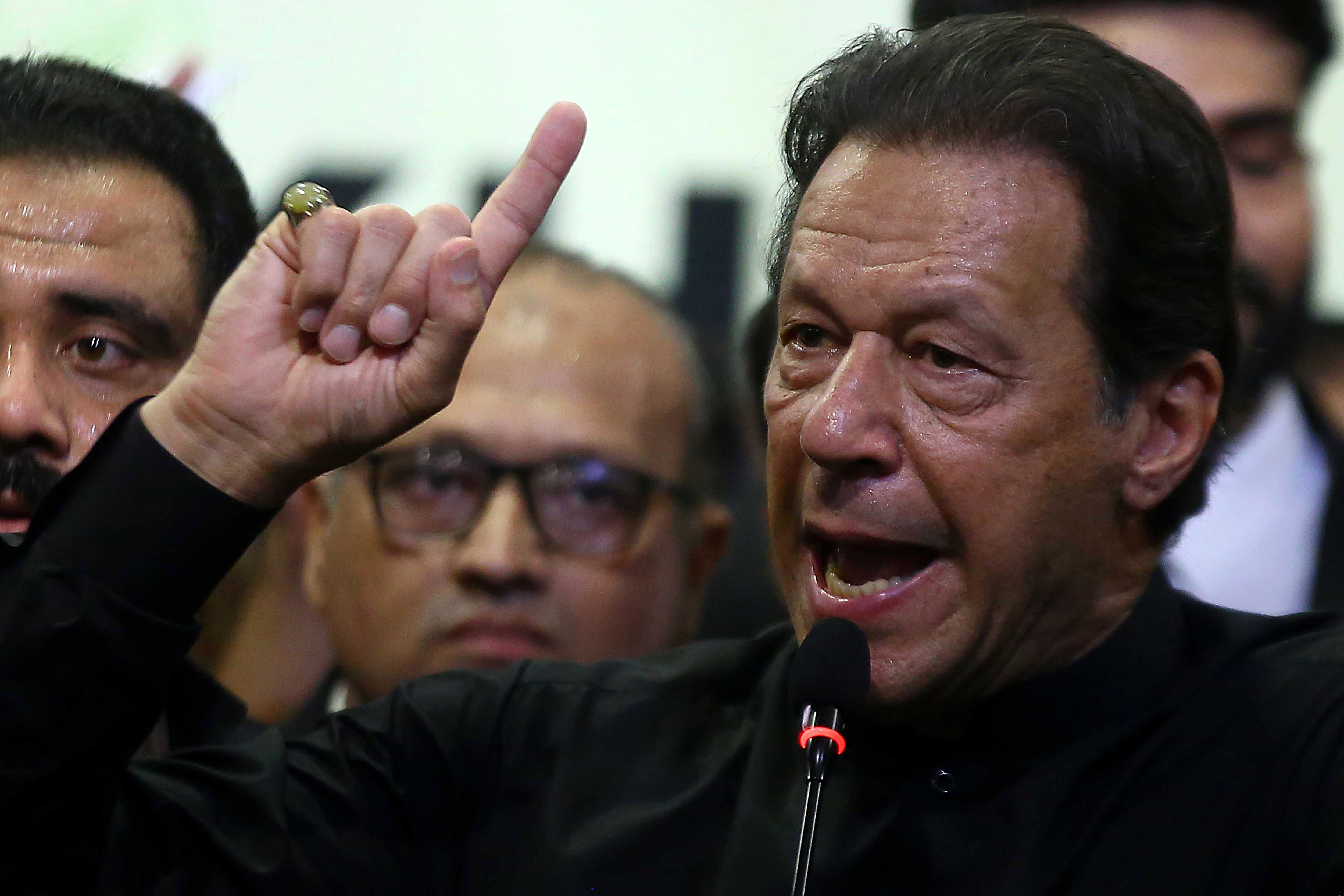 Pakistan'da İmran Khan'a siyasi yasak
