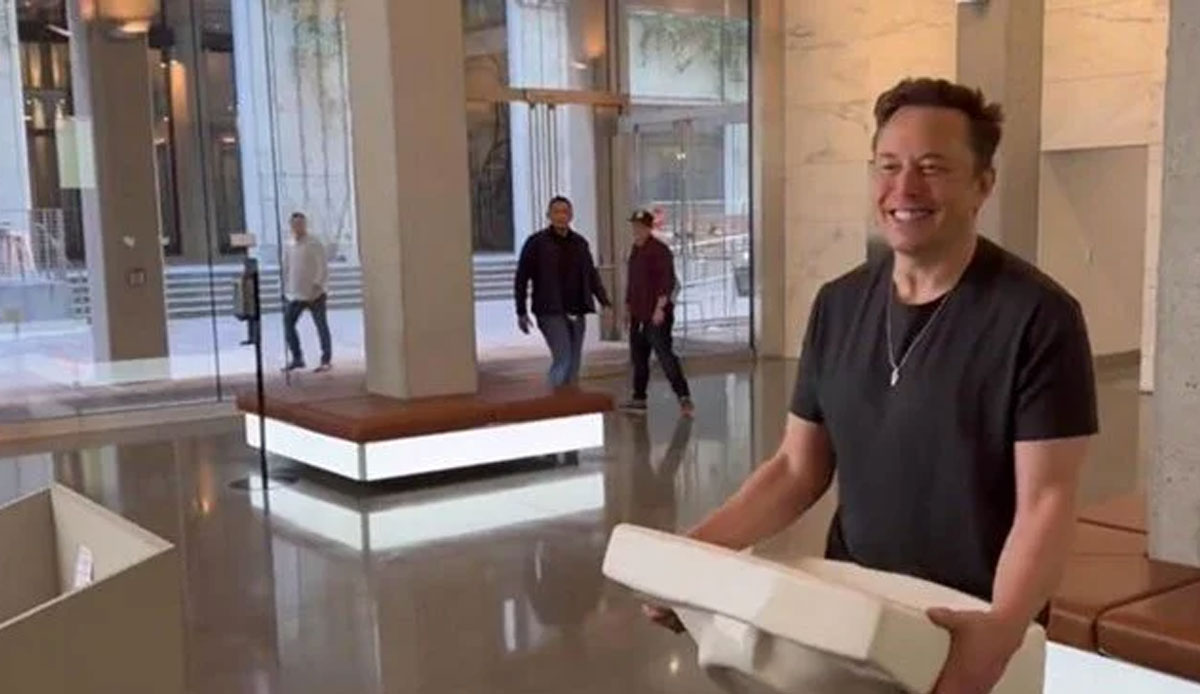 İlginç başlangıç... Elon Musk Twitter binasına elinde lavaboyla girdi