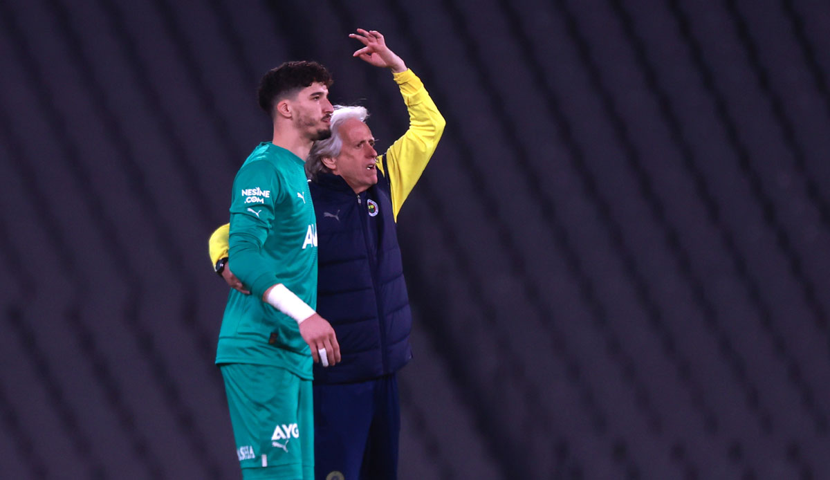 Jorge Jesus "Altay’ın taraftar sevgisine ihtiyacı var" dedi, kalecisini tribünlere götürdü