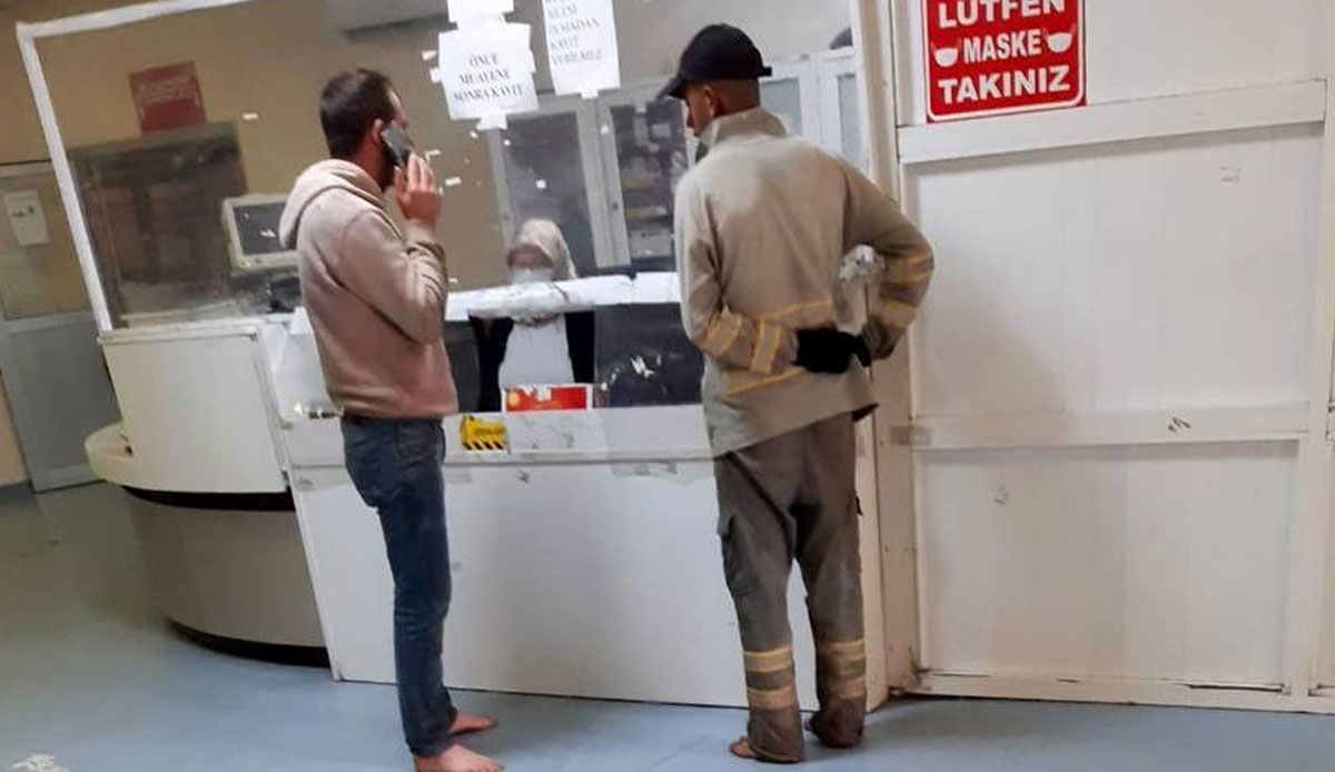 Hastanede yürek ısıtan anlar: Acil servis kirlenmesin diye çamurlu ayakkabılarını çıkarıp girdiler