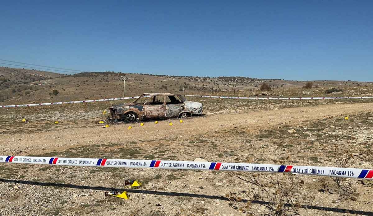 Afyonkarahisar'da kan donduran infaz Otomobille beraber yakılmış iki erkek cesedi bulundu